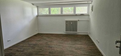 Geräumiges 1.-Zi.-Soutterainzimmer mit kleiner Küche