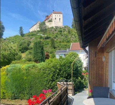 Traumhaftes Eigenheim mit zwei Mietwohnungen unterhalb der historischen Waldburg