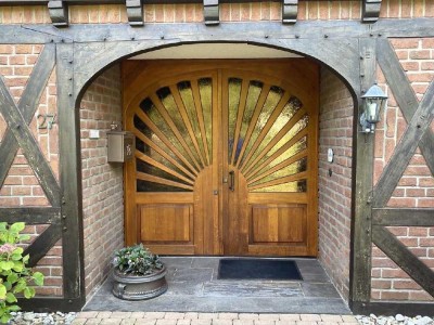 Großzügiges, einseitig angebautes Einfamilienhaus, hochwertige Ausstattung, idyllischer Garten