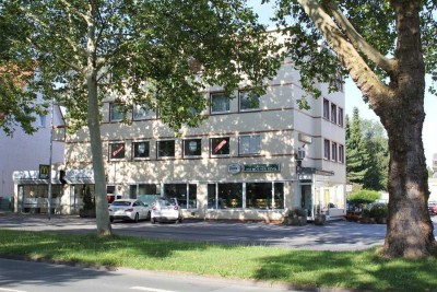 FREUNDLICHE  &  GROSSZÜGIGE  3-RAUM-WOHNUNG  MIT  BALKON