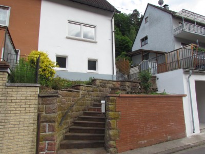 Traumhafte Doppelhaushälfte in sonniger Hanglage direkt am Pfälzerwald