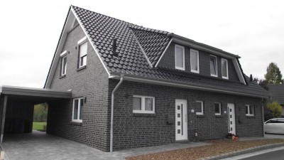 Doppelhaushälfte mit EBK, Terrasse, Carport mit Glasdach und Geräteschuppen