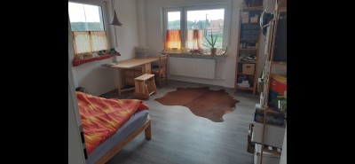 Schönes helles Zimmer in geräumiger 2er WG