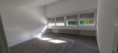 Ansprechende 1 Zimmerwohnung: Wohn-/Schlaf-/Arbeitszimmer, Flur, Küche & Bad