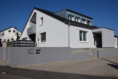 Stilvolle, sanierte 2-Zimmer-Dachgeschosswohnung mit Einbauküche und Balkon