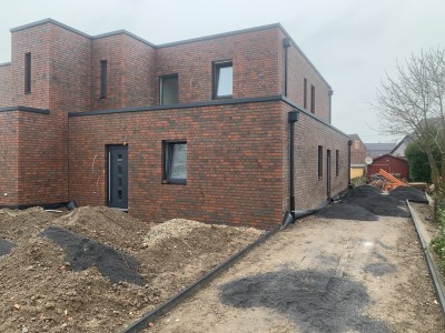 Erstbezug hochwertige 3 Zimmer Wohnung mit Dachterrasse im OG einer DHH , guter Energiestandard KfW 40