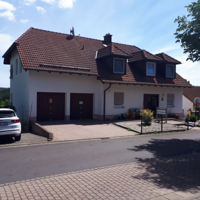 Mehrfamilienhaus, 3 Wohnungen, 2 Garagen, 2 Stellplätze