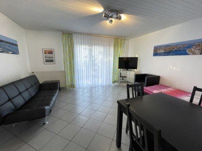 1 WG-Zimmer mit Balkon in einer gemischten 3er WG (komplett möbliert)