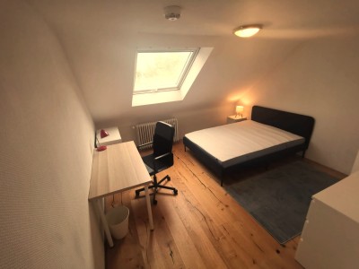 Frisch renoviertes und möbliertes WG-Zimmer in zentraler Lage