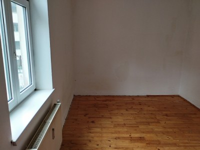 Gemütliches Zimmer in sehr geräumiger Wohnung