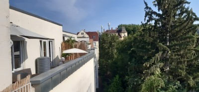 Attraktives, möbliertes Zimmer mit großer Dachterrasse!