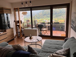 Große 2-Zimmer-Wohnung mit Ermstalblick und Garage