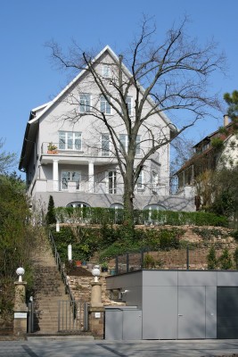 Möbliertes schönes, helles Zimmer für 1 Jahr mit Blick in die Weinberge und in Daimler-Nähe in Stuttgart-Untertürkheim