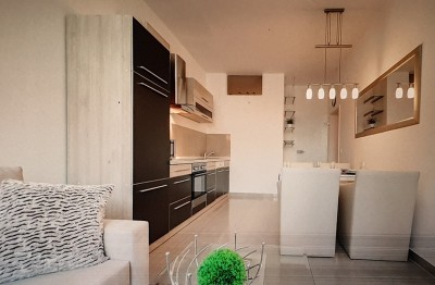 Die geräumige 2-Zimmer-Wohnung ist modern eingerichtet und komplett ausgestattet