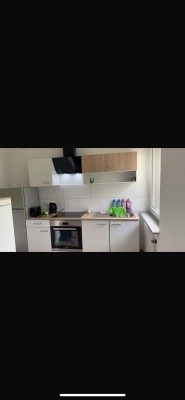 Zweitbezug nach Sanierung: Zentral, aber ruhig gelegene, 2-Zimmer-Wohnung, 1. OG mit EBK