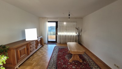 Helle 3,5-Zimmer-Wohnung mit 2 Balkonen im 1. Og. Eine Zweifamilienhäuser. Frisch renoviert und bezugsbereit.