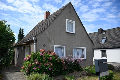 Kleines Haus mit Grundstück und Garage