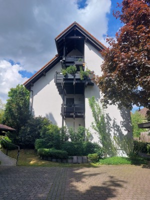 sonnige ruhige Wohnung im Herzen von Kelkheim, Geschäfte und Bahnhof in Laufnähe, schöner Garten, zwei sonnige Terassen. Über den arten ebenerdiger barrierefreier Zugang zur Wohnun