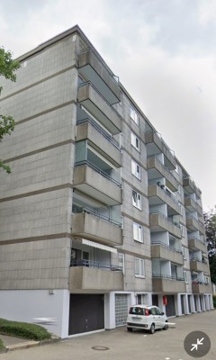 Die Wohnung liegt in ruhiger Gegend. Einkaufsmöglichkeiten, Bushaltestelle in der Nähe. Auch unweit verläuft die Autobahn.