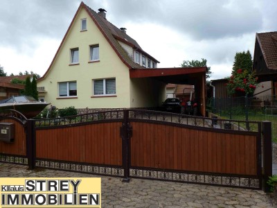 Freistehendes Einfamilienhaus und separaten Ferienhaus, Mehrzweckgebäude, drei Carports und gepflegten Grundstück