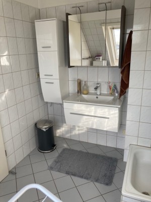 WG-Zimmer (20 qm) + eigenes Bad + Ankleide Bereich in eigener Etage + Balkon // Wohnzimmer mit Bar und Couch