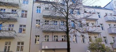 Wohnzimmer mit Balkon in einen WG Apartment in Steglitz